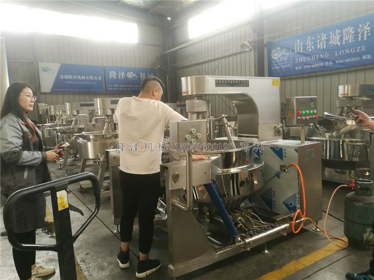 歡迎浙江杭州客戶到我隆澤考察炒菜機