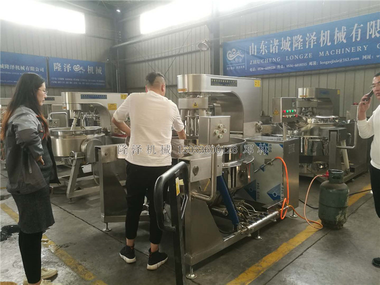 歡迎浙江杭州客戶到我隆澤考察炒菜機